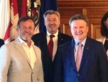 Karl Javurek(l.) mit B&uuml;rgermeister Dr. Michael ludwig (r.). Foto: Wirtschaftsforum der F&uuml;hrungskr&auml;fte