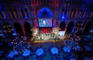 Bitte, vor den Vorhang!