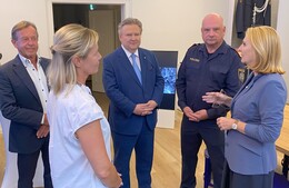 Hochrangiger Besuch im Info-Store der Wiener Polizei am Schottenring 10